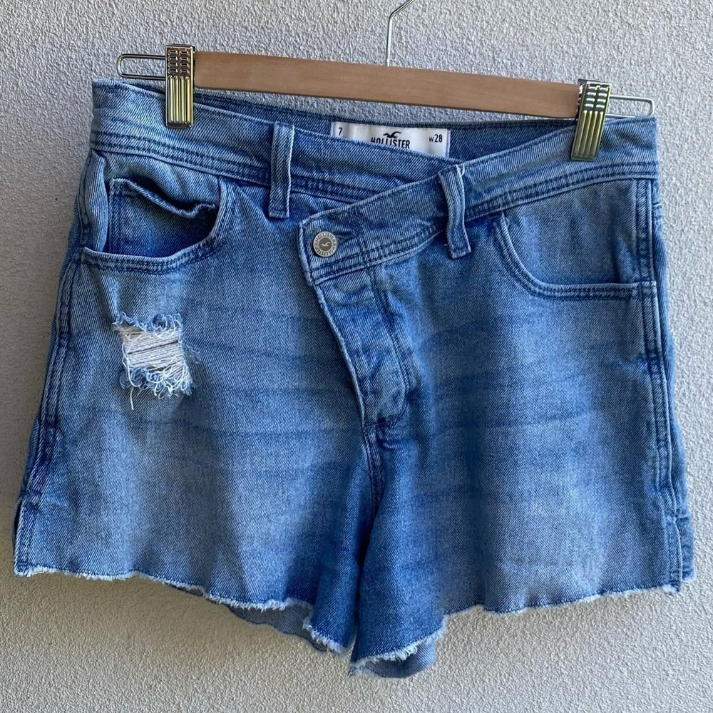 Hollister CURVY HIGH-RISE VINTAGE SHORT 4" Asymmetrical  Button Up 28